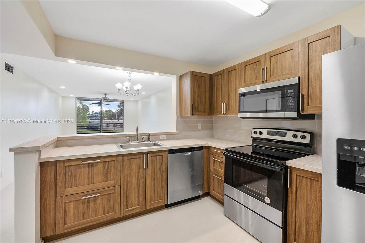 2820 Somerset Dr - Photo 1