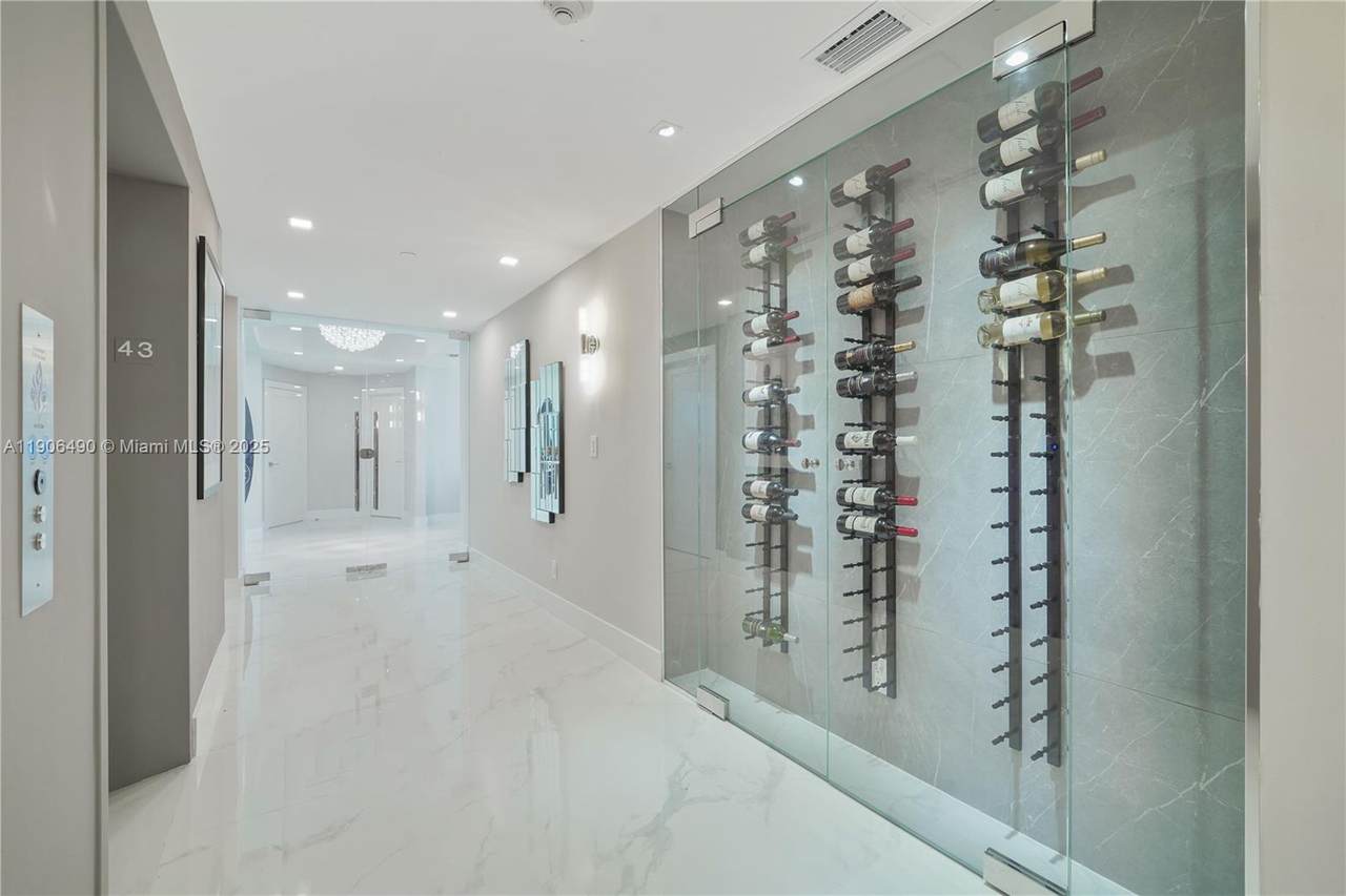 300 Pointe Dr - Photo 1