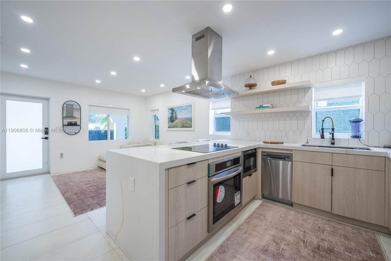 545 47th St - Photo 1