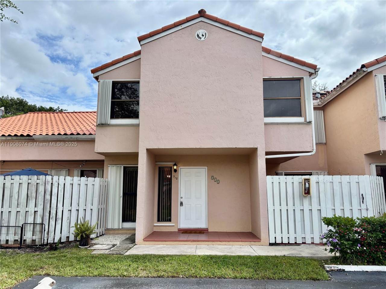 11820 80th St - Photo 1