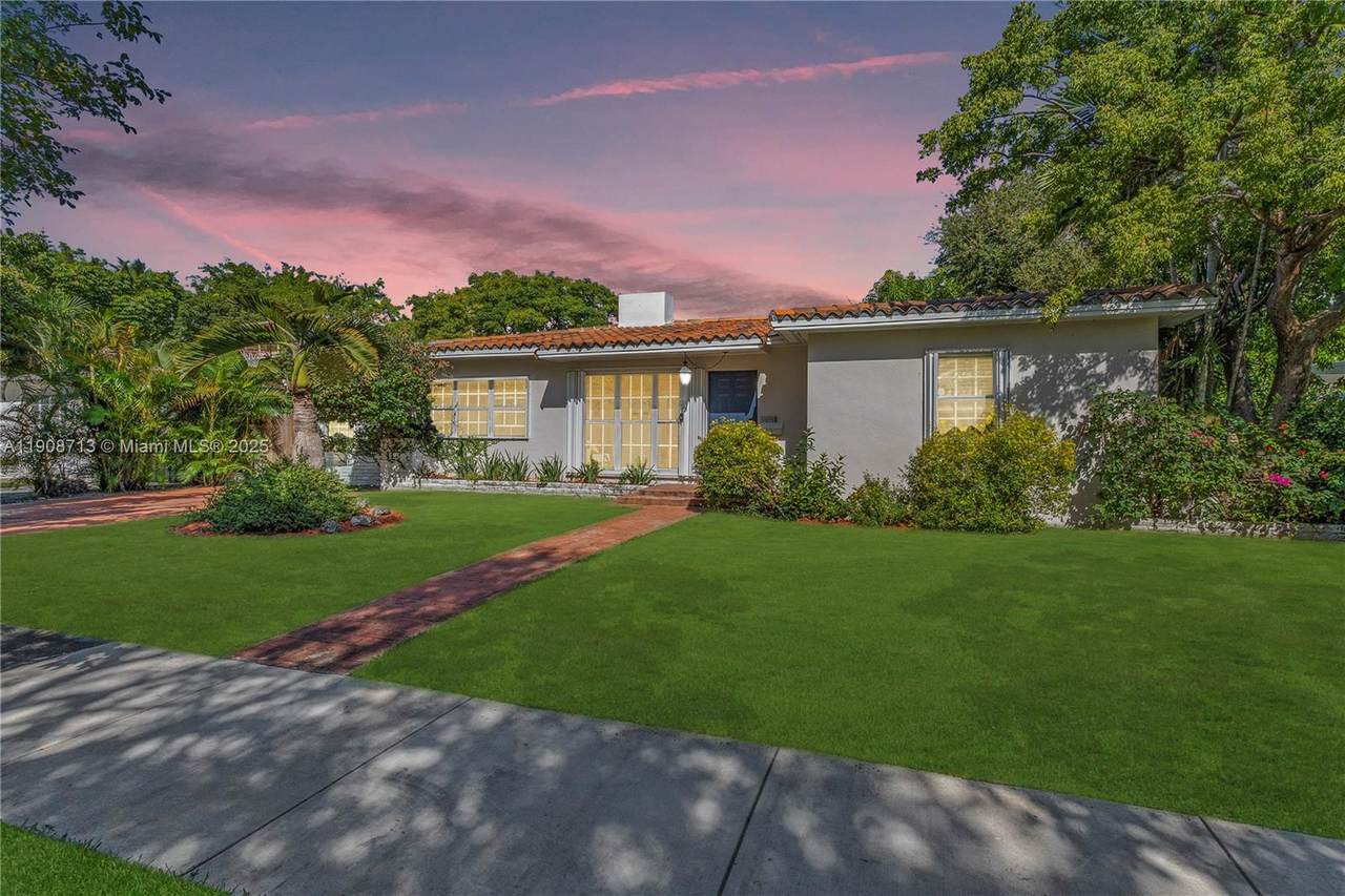 1875 Alamanda Dr - Photo 1