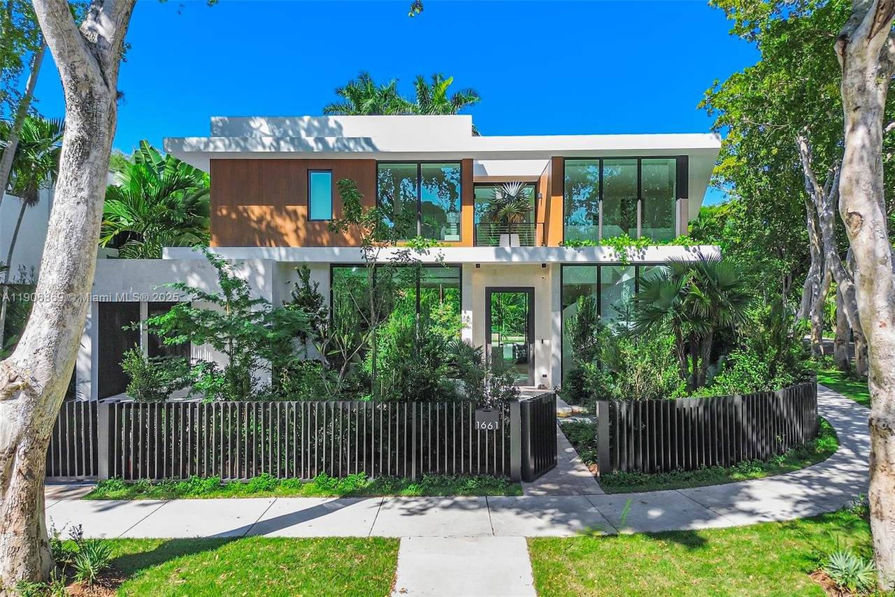 1661 Onaway Dr - Photo 1