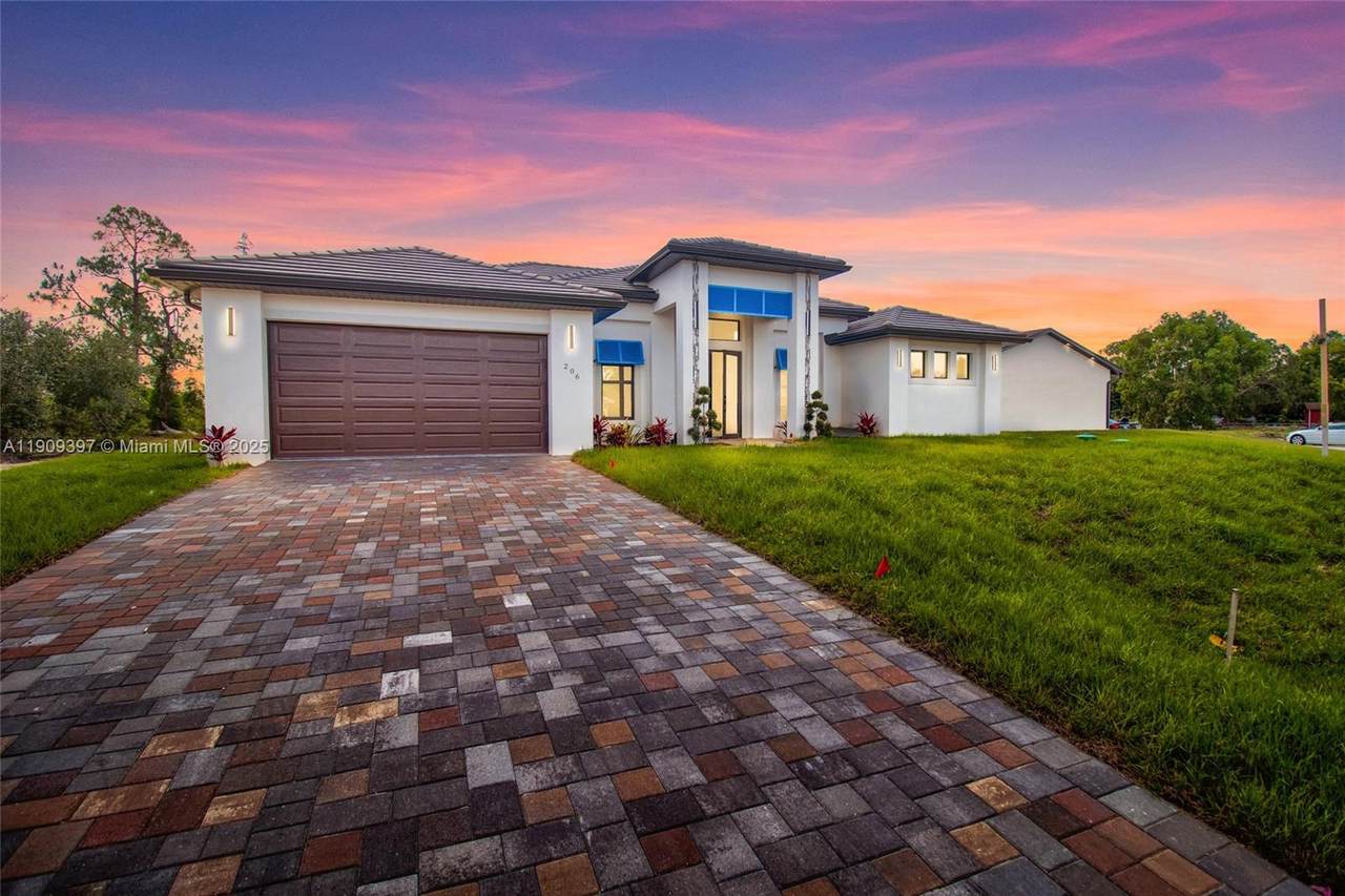 206 Jack Ave N - Photo 1