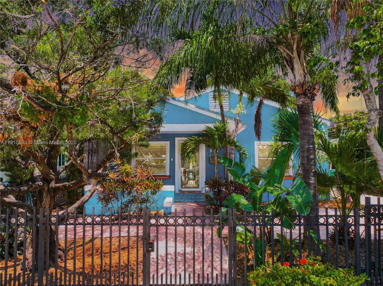 561 53rd St - Photo 1