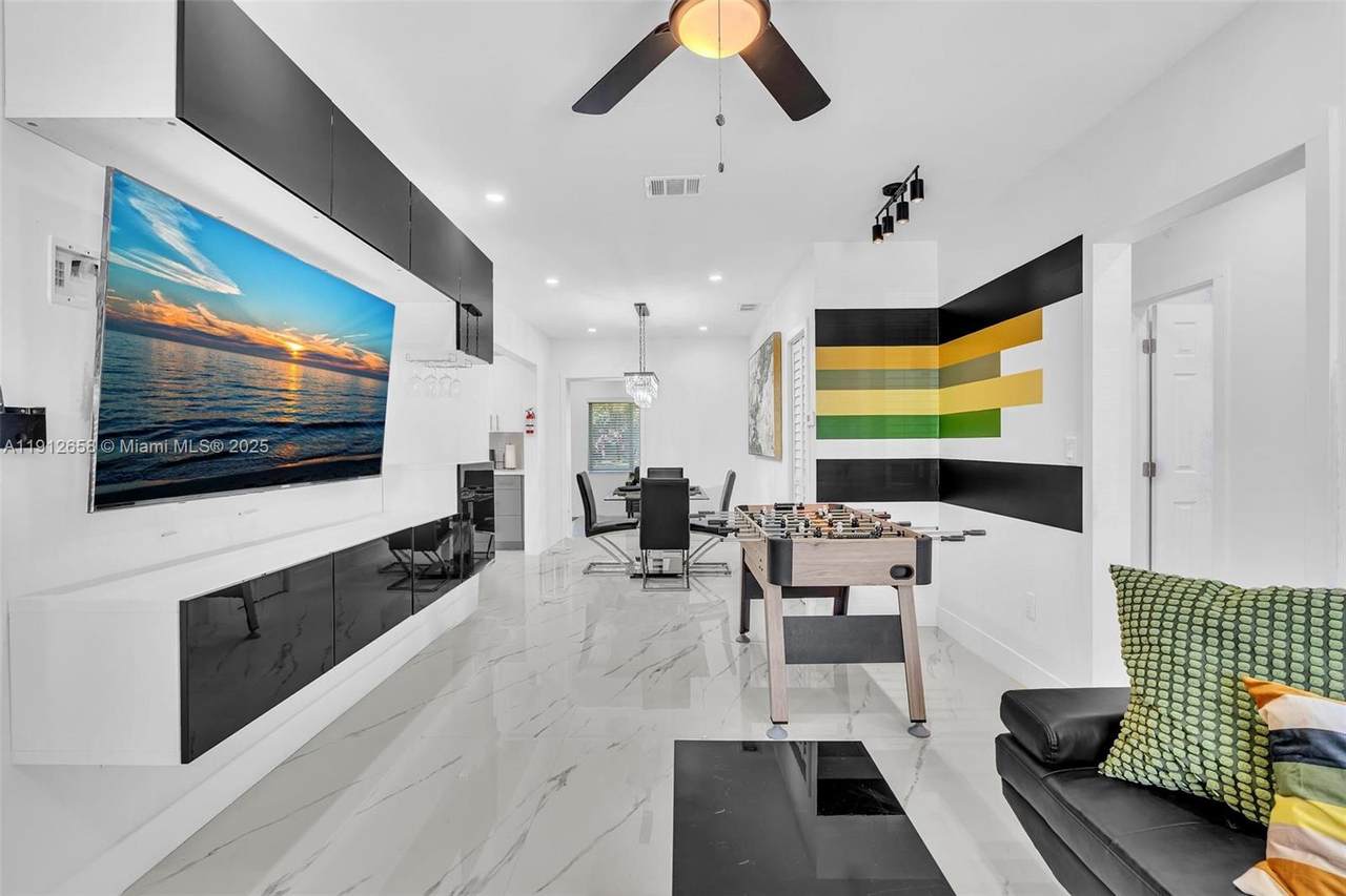 797 35th St - Photo 1