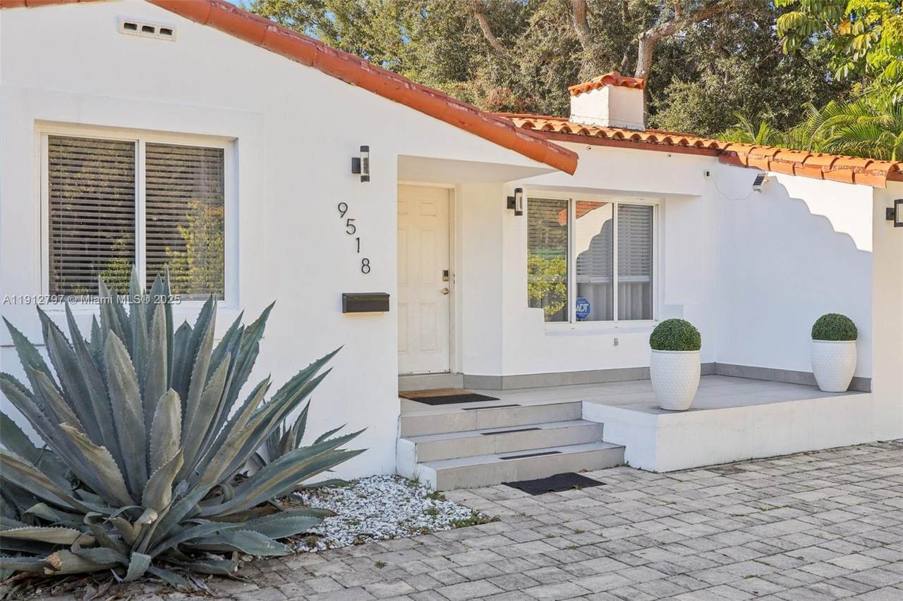 9518 Miami Ave - Photo 1