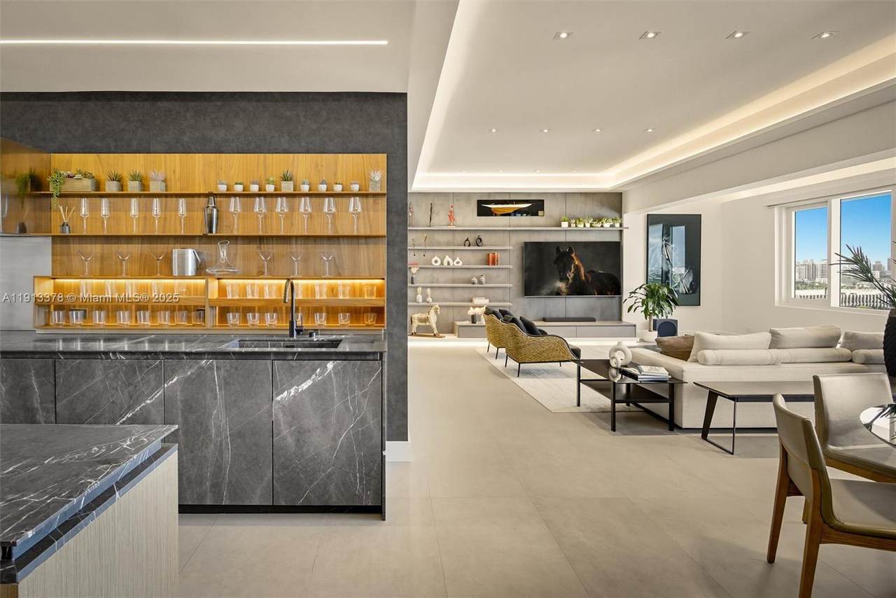 2301 Collins Ave - Photo 1