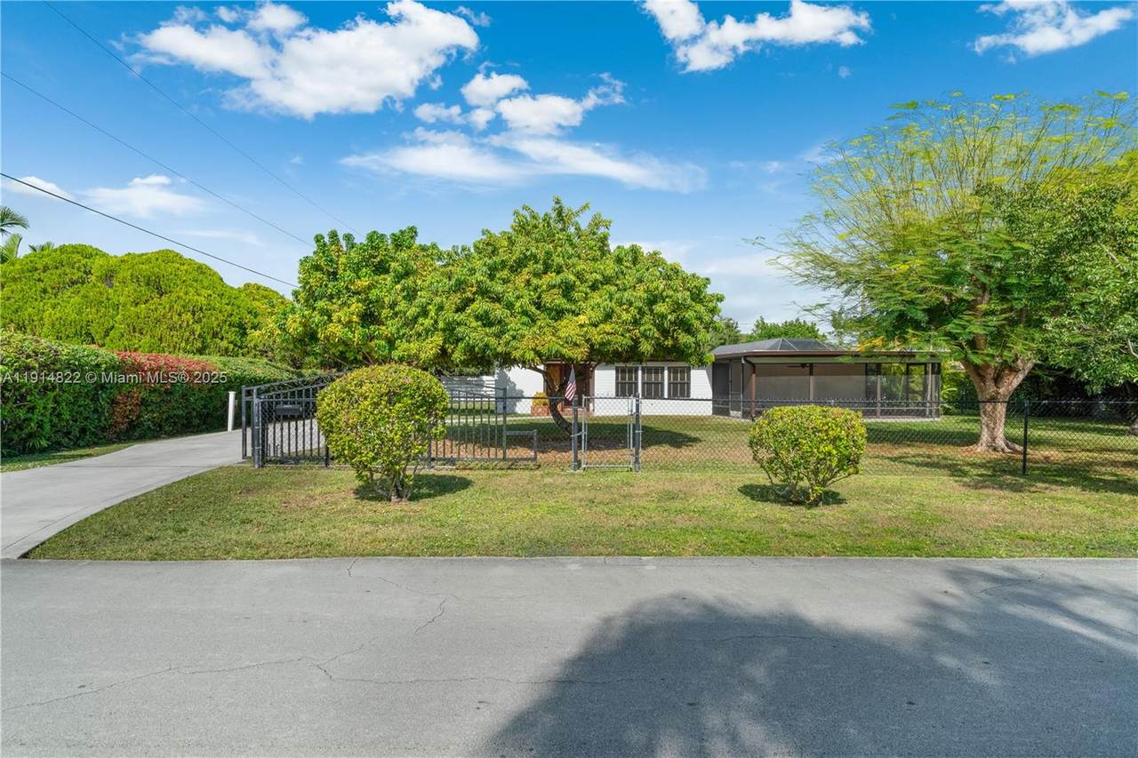 10621 111th St - Photo 1