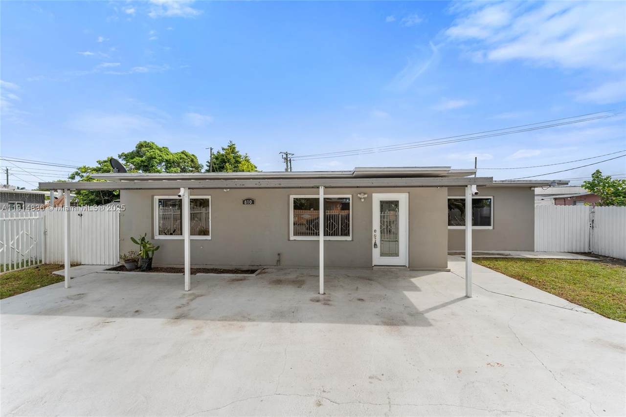 810 9th Pl - Photo 1