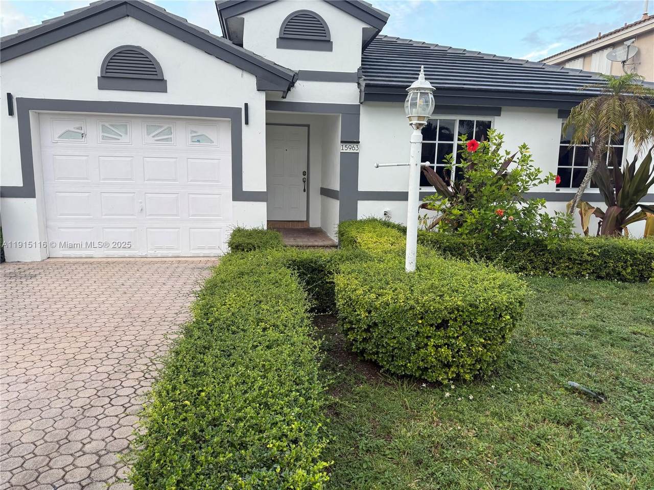 15963 82nd St - Photo 1