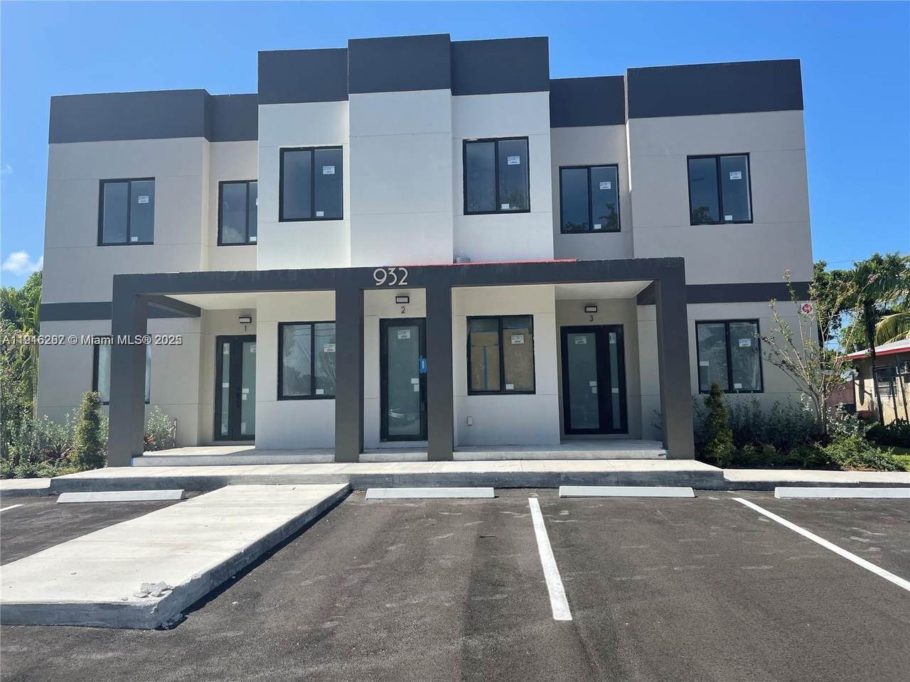 932 10th St - Photo 1