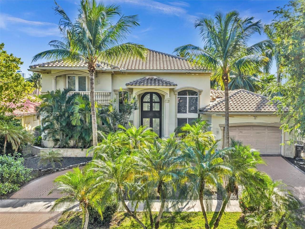 922 Washington St - Photo 1