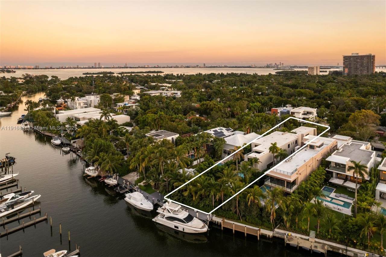 725 77th St - Photo 1