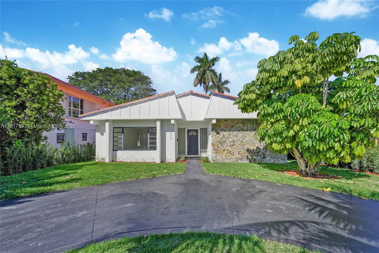 917 Surfside Blvd - Photo 1