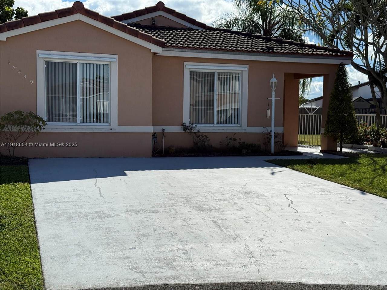 17449 143rd Pl - Photo 1