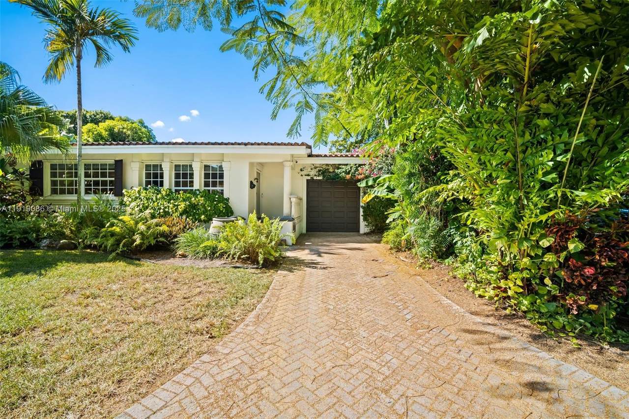 300 Manor Pl - Photo 1