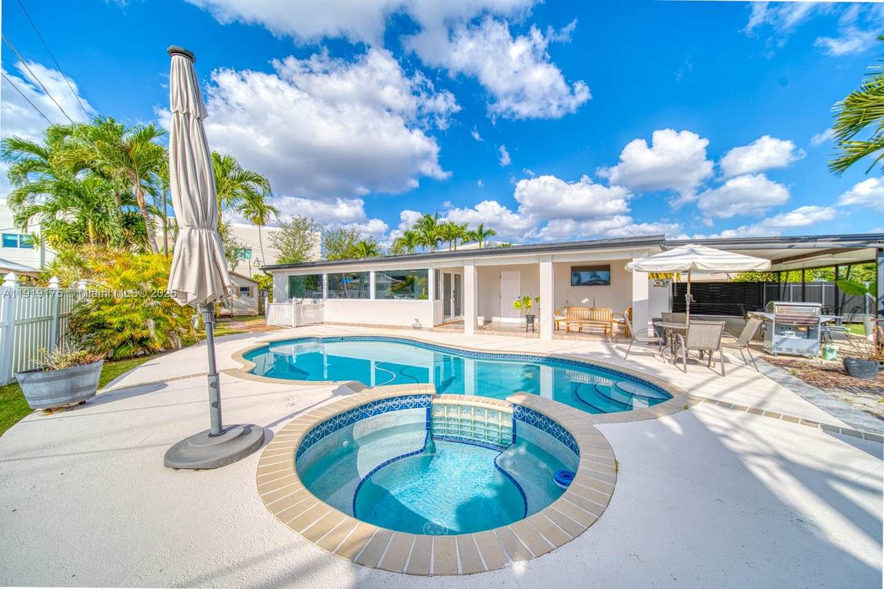 10520 46th Ter - Photo 1