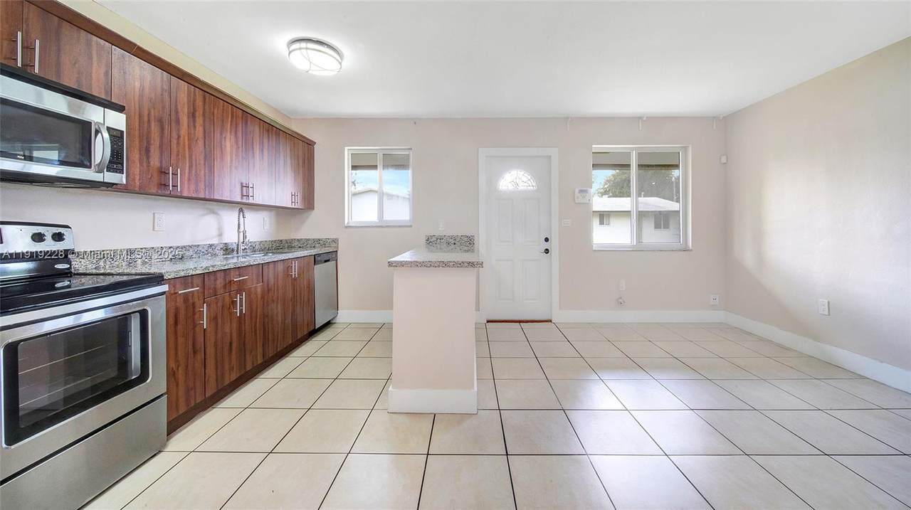 592 150th St - Photo 1