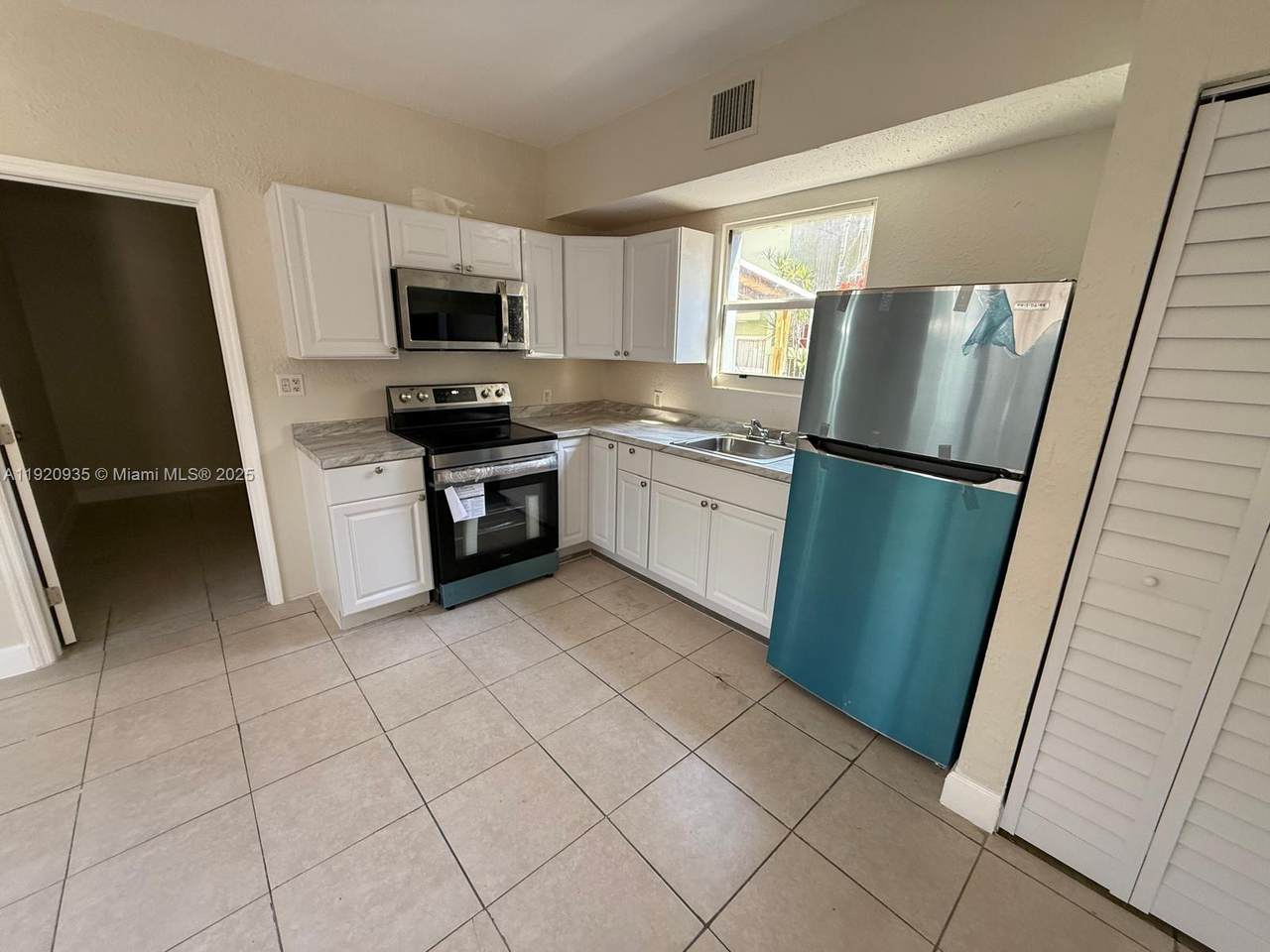 829 3rd St - Photo 1