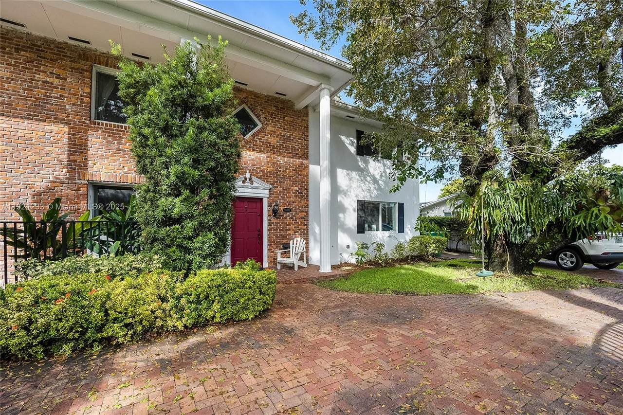 10670 77th Ave - Photo 1