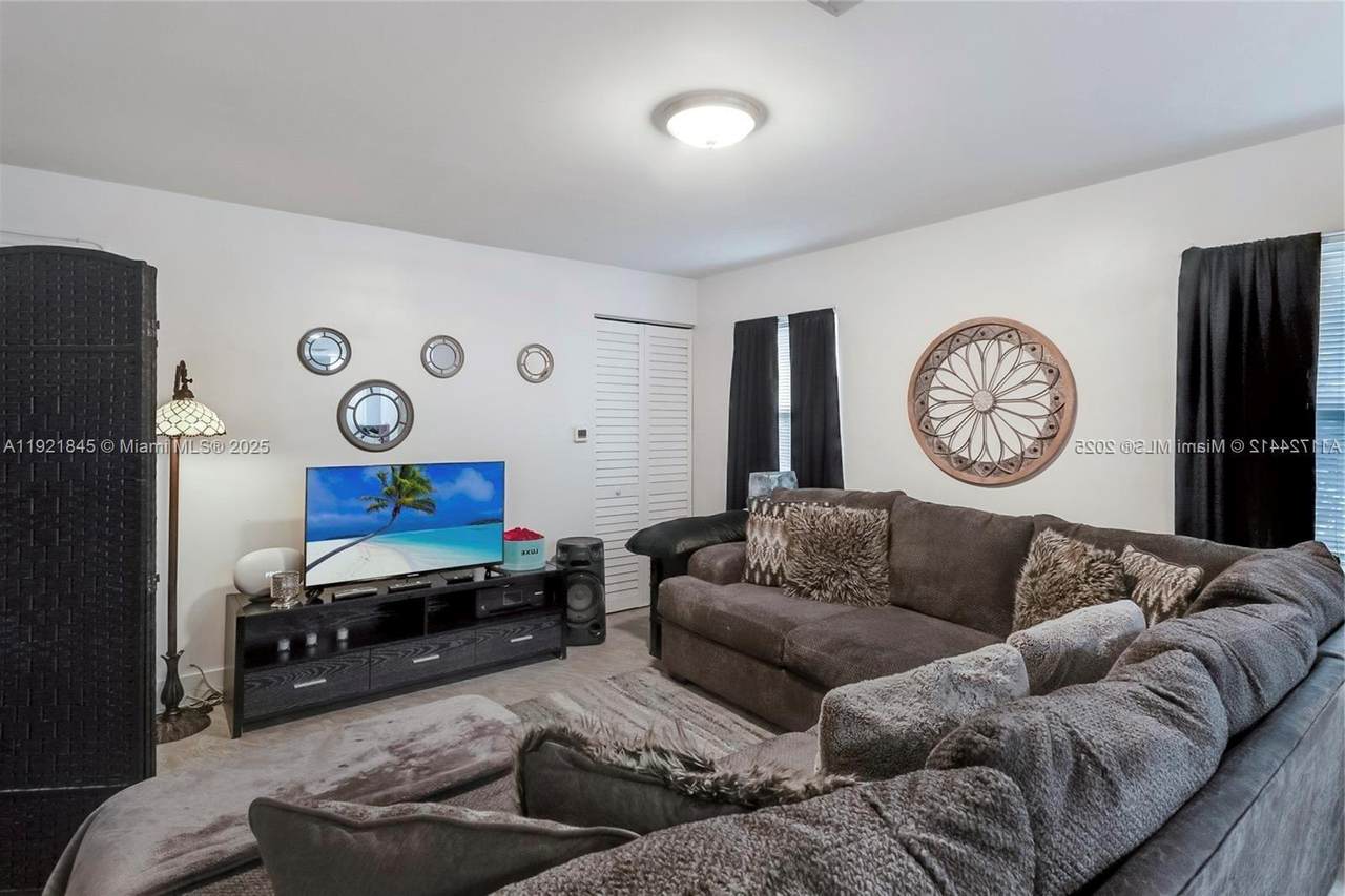 219 7th Ct - Photo 1