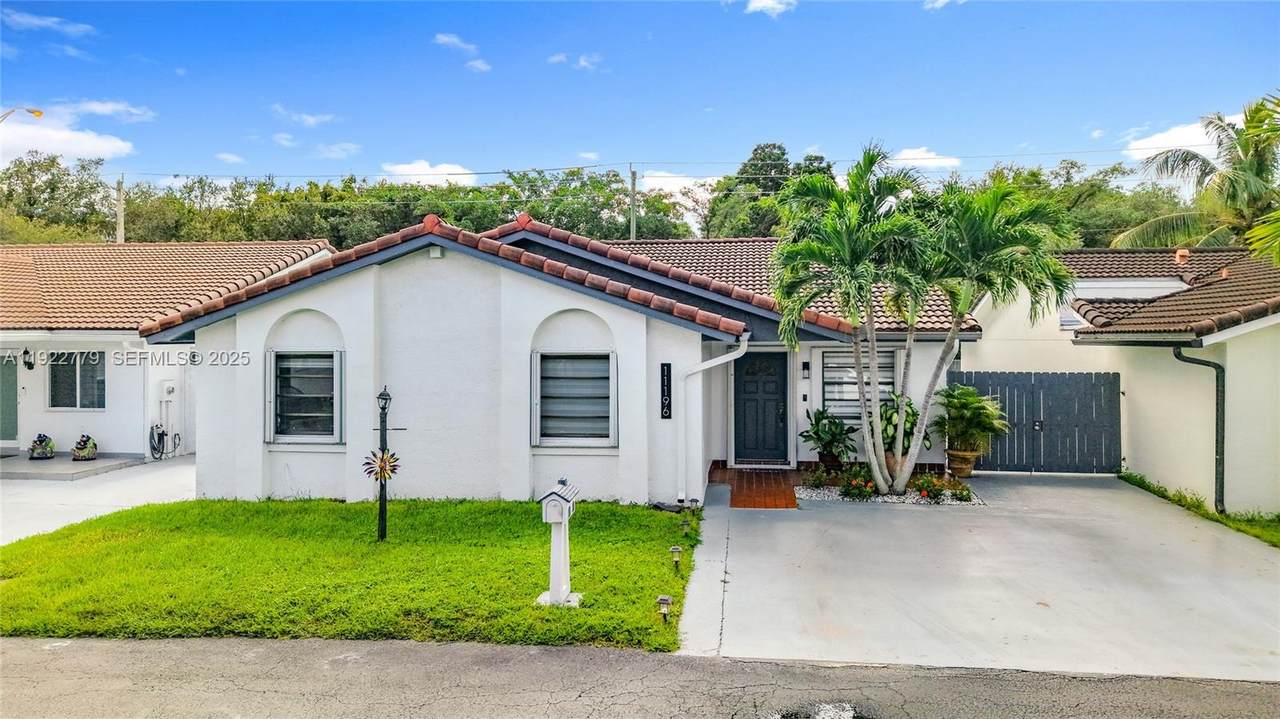 11196 75th Ter - Photo 1