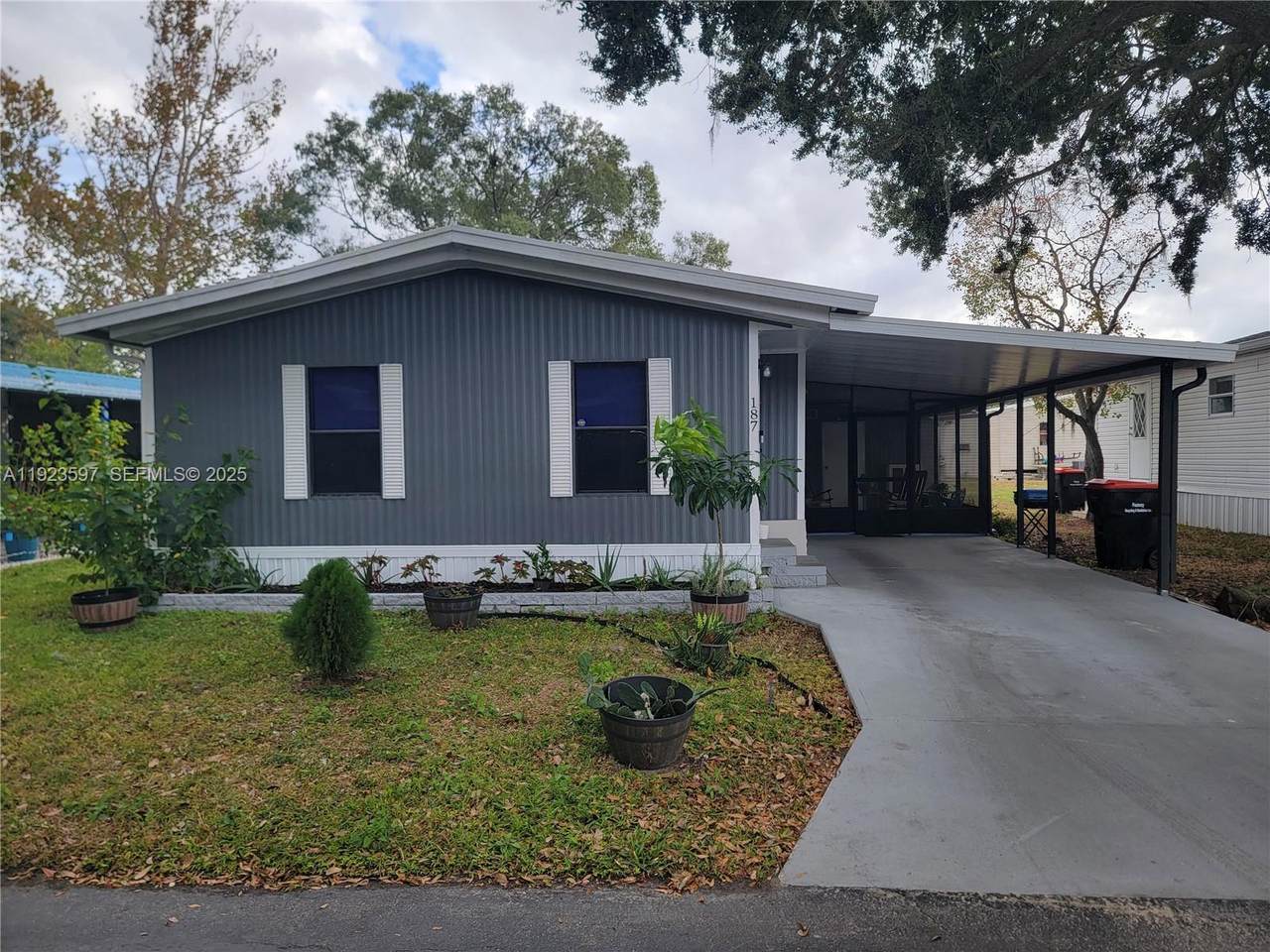 187 Imperial Dr N - Photo 1