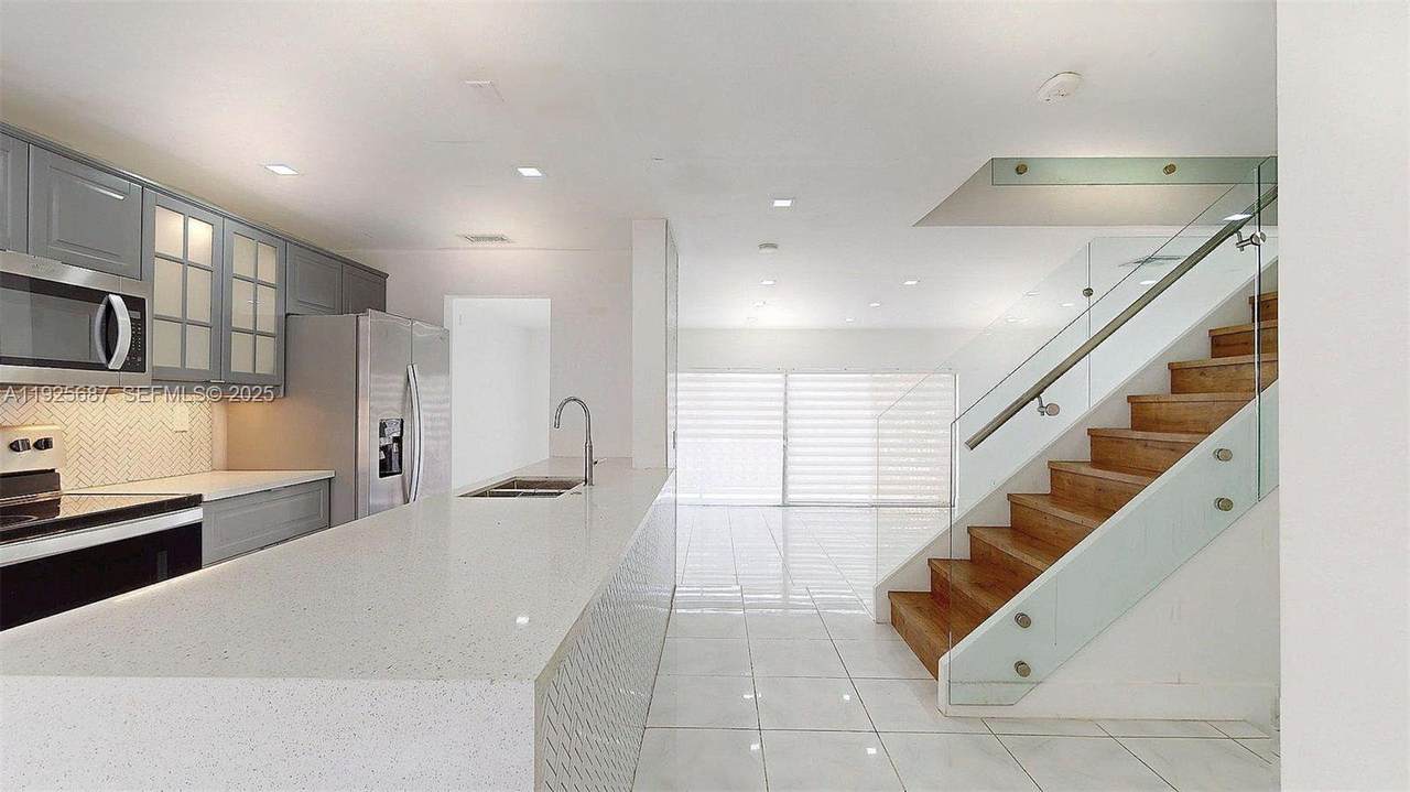 8212 8th Pl - Photo 1