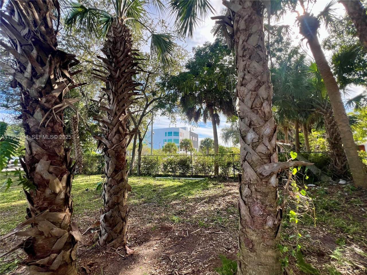 633 14th Ter - Photo 1