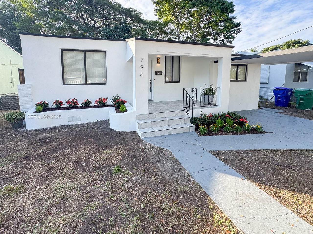 794 44th St - Photo 1