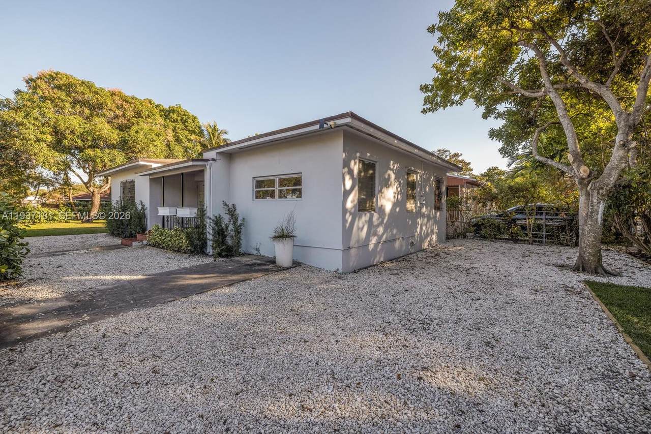 424 53rd St - Photo 1