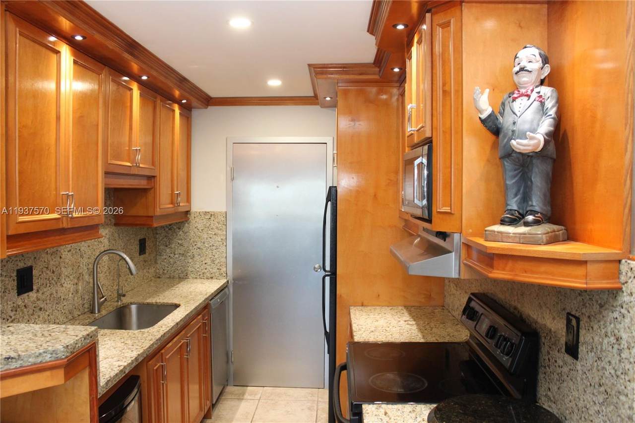 900 18th Ave - Photo 1