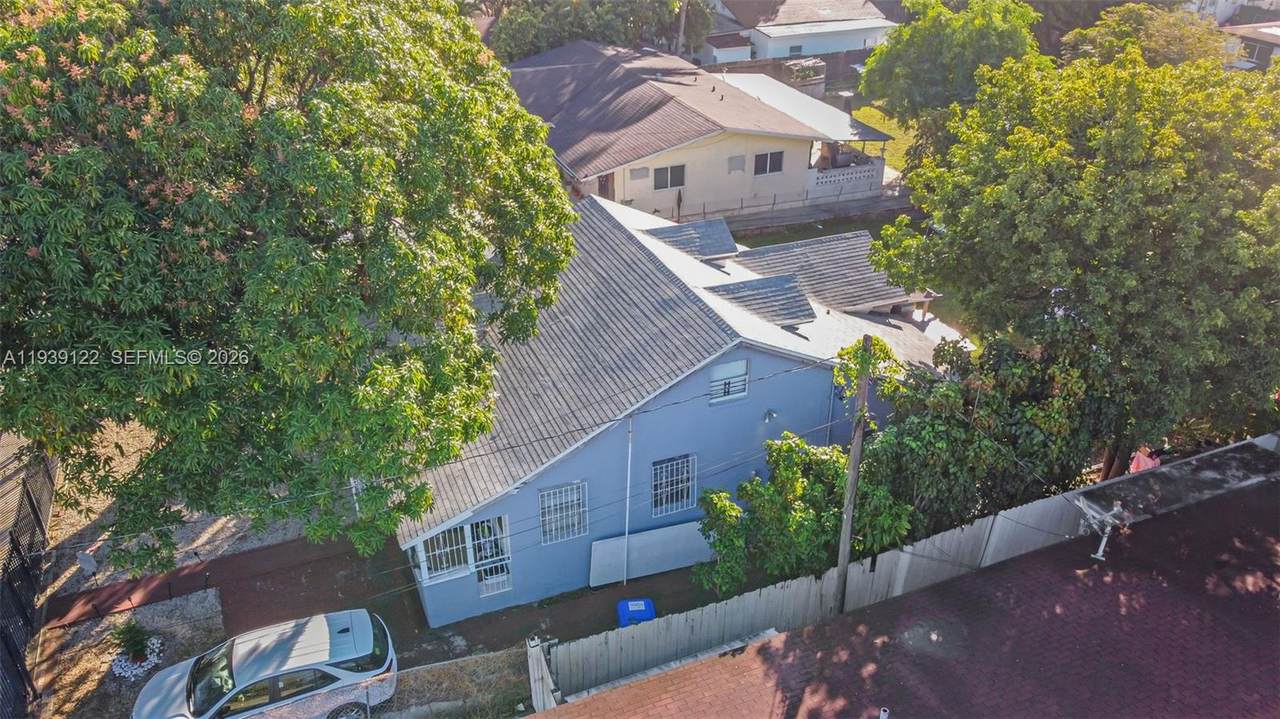 2142 33rd St - Photo 1