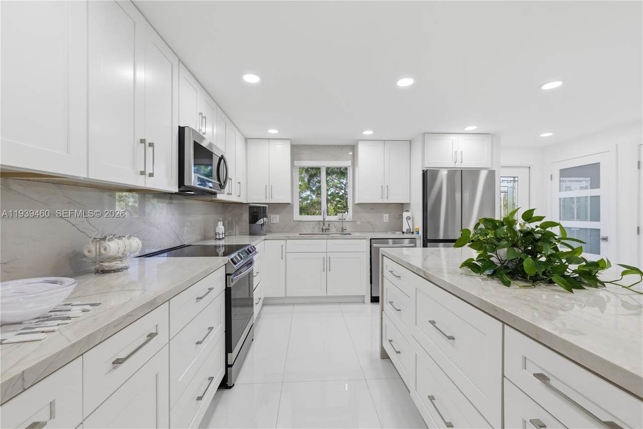 250 Hollybrook Ter - Photo 1