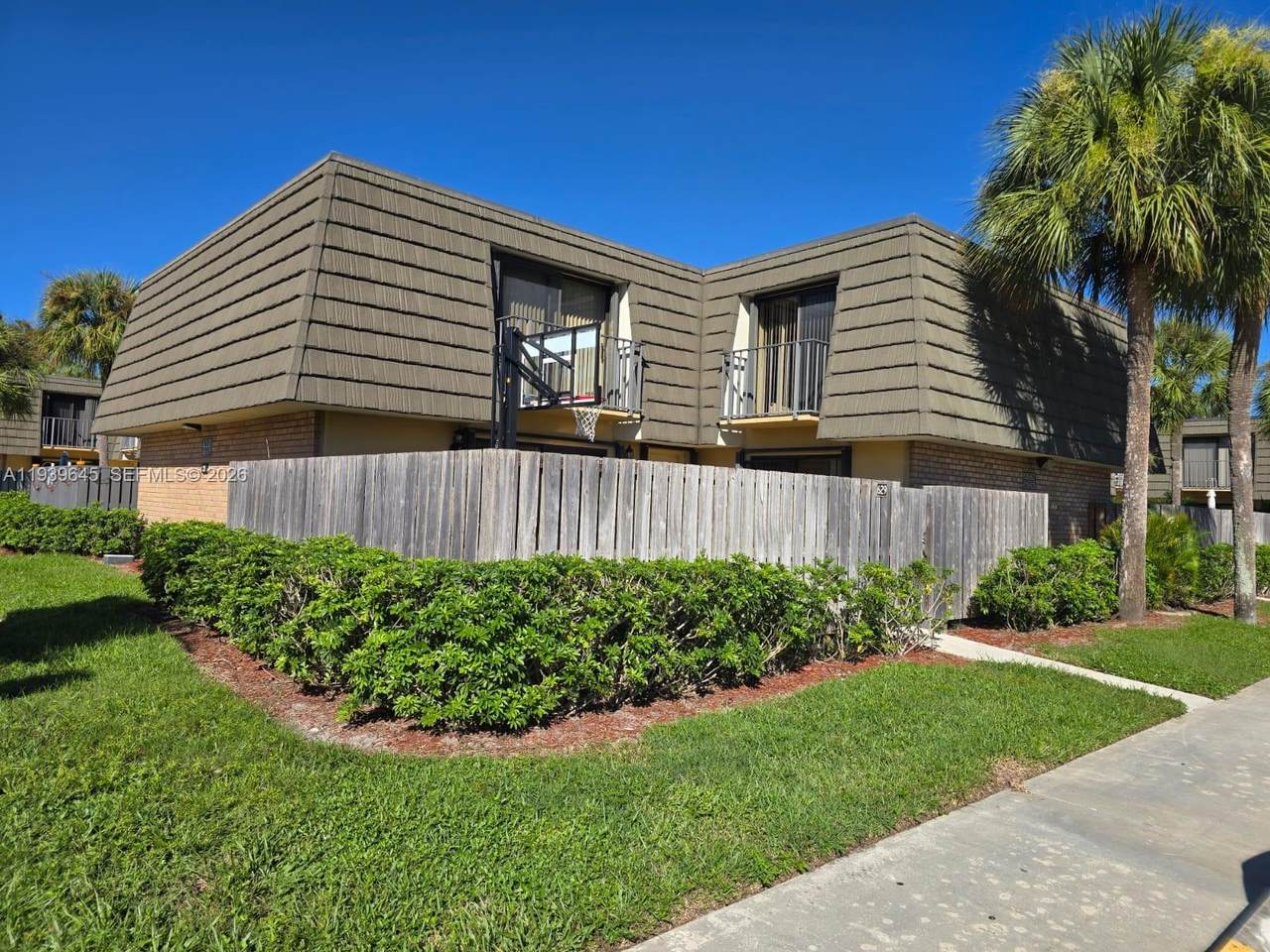 629 6th Way - Photo 1