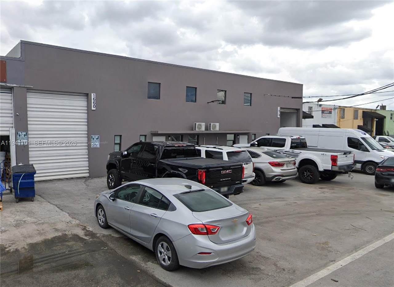 1660 33rd Pl - Photo 1