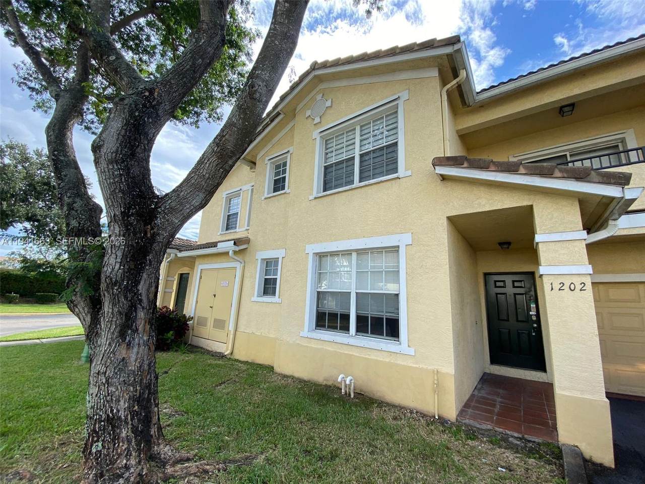 1202 Belmont Ln - Photo 1