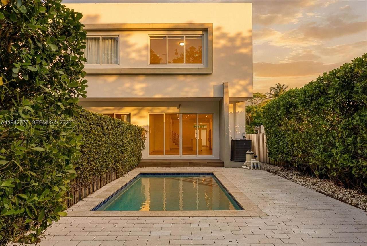 2852 32nd Ct - Photo 1