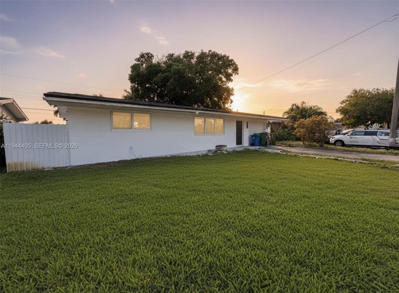 8600 Taft St - Photo 1