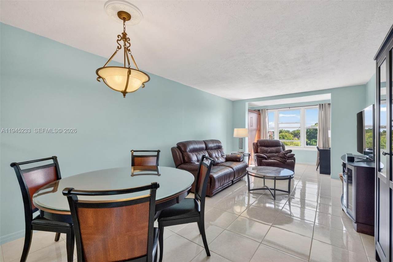 2801 Somerset Dr - Photo 1