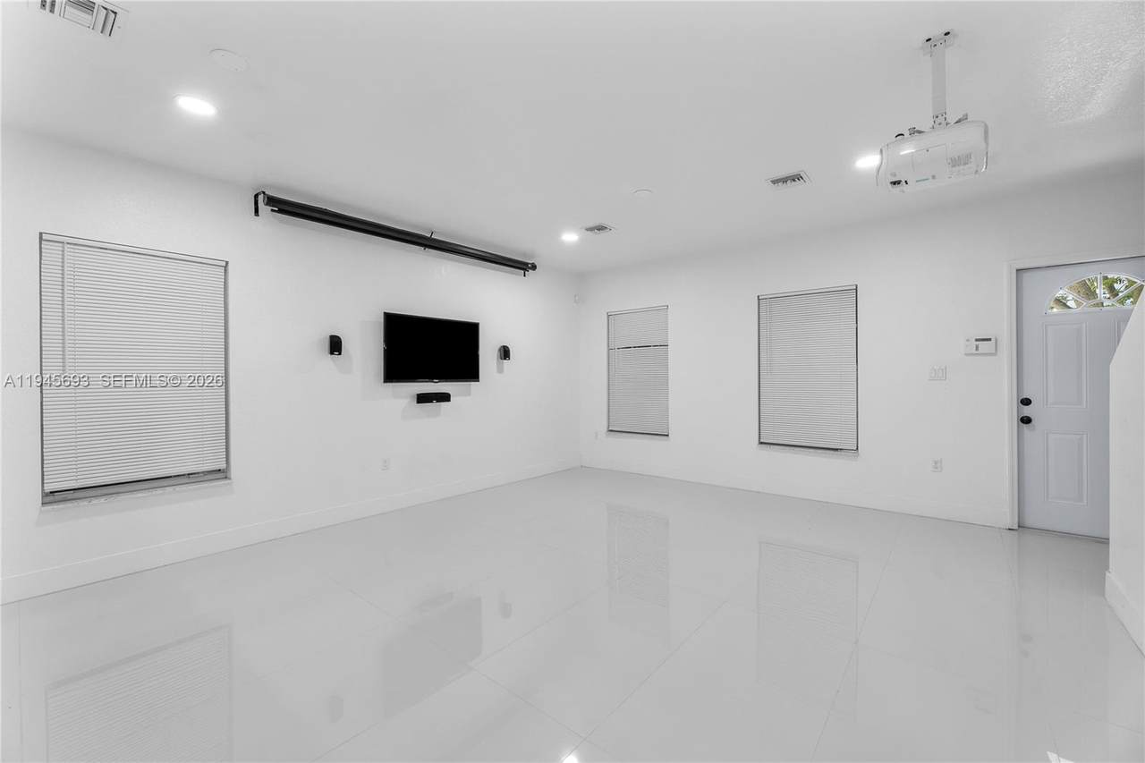 https://bt-photos.global.ssl.fastly.net/miami/1280_boomver_1_A11945693-2.jpg