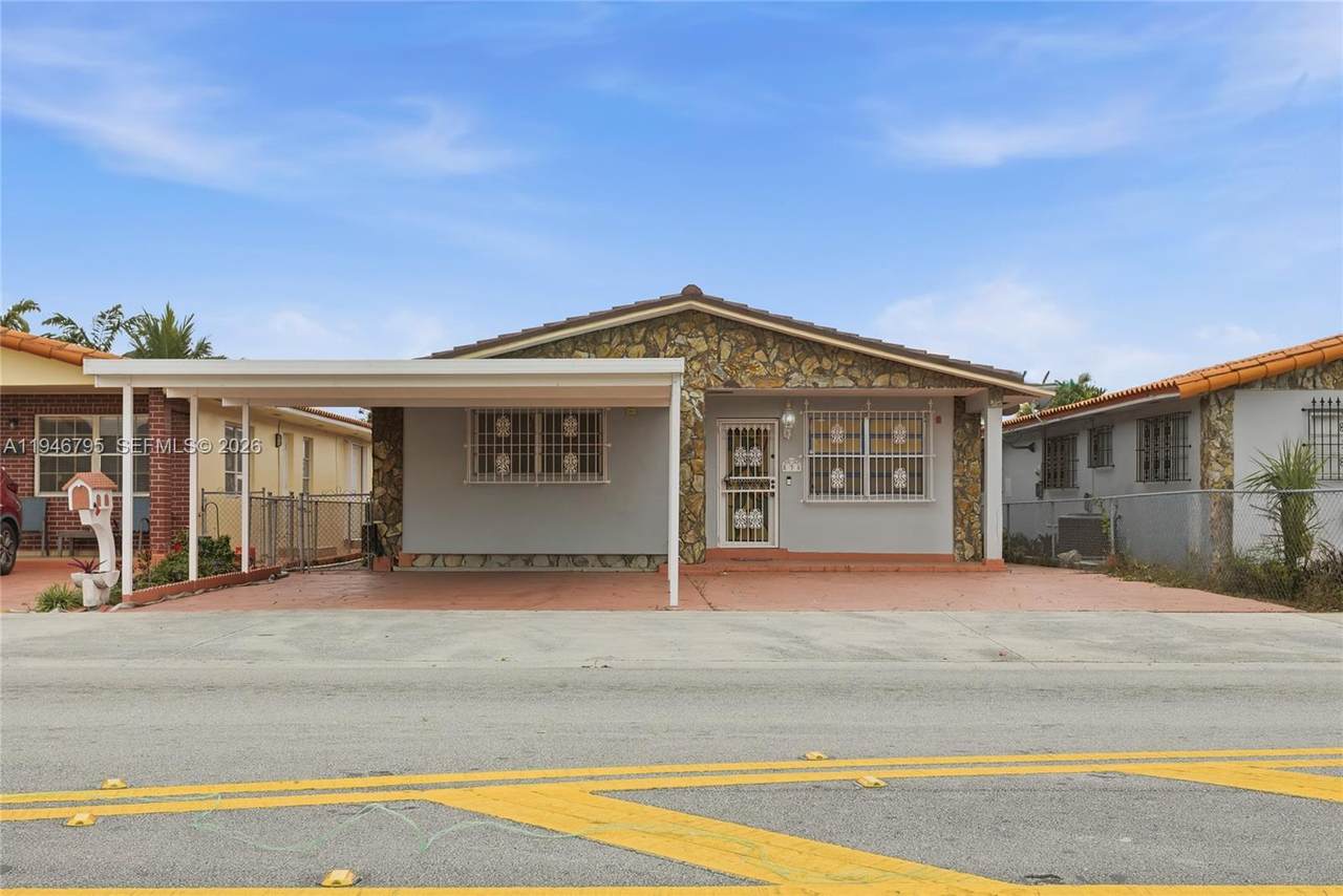 836 37th St - Photo 1