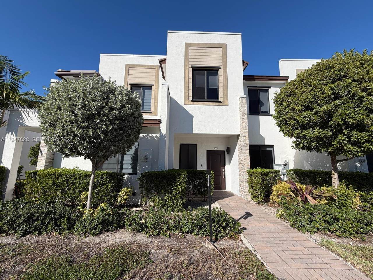 909 211th St - Photo 1