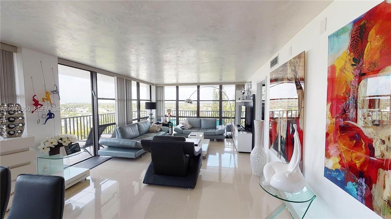 800 Parkview Dr - Photo 1