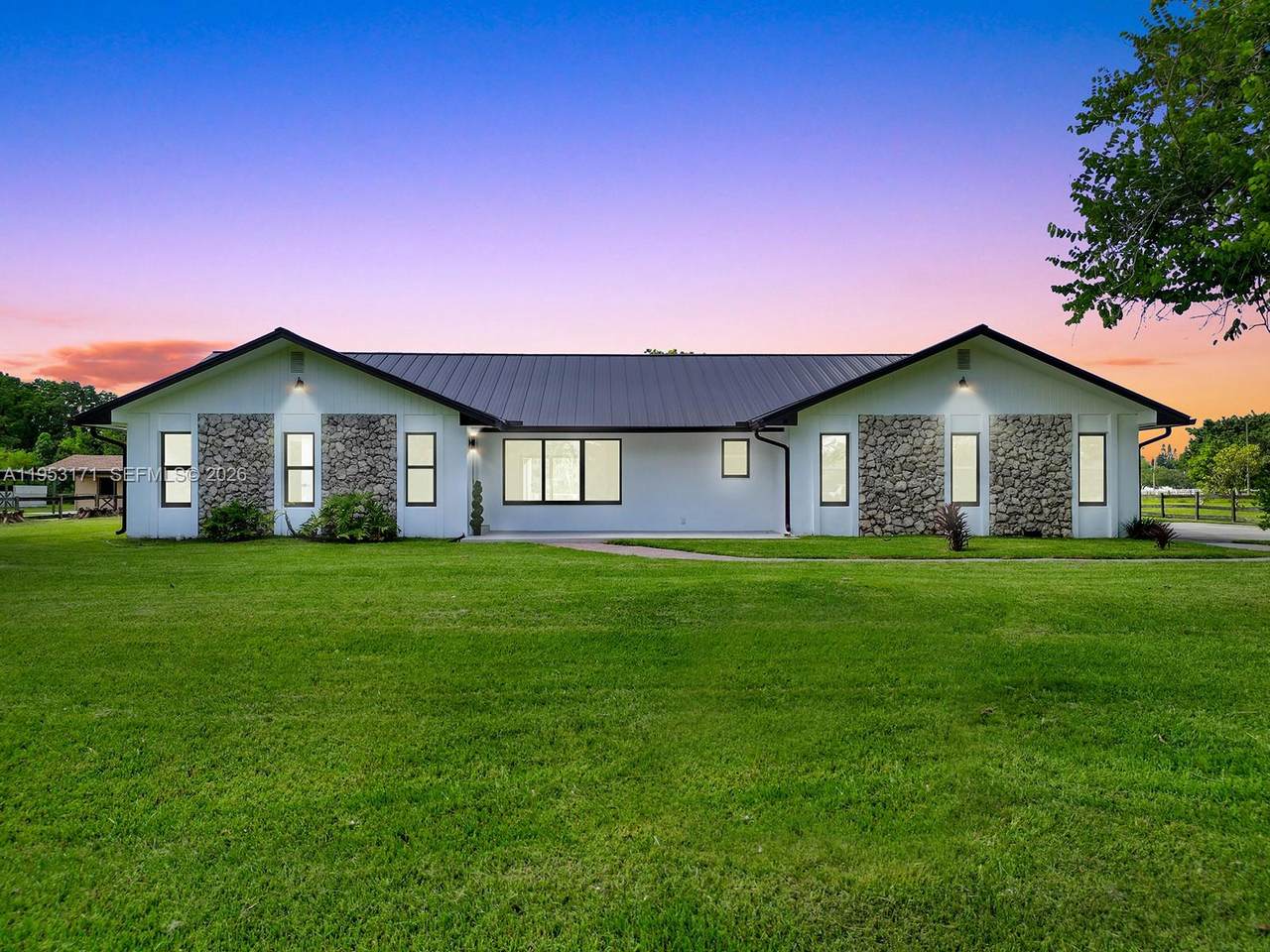 17680 54th St - Photo 1