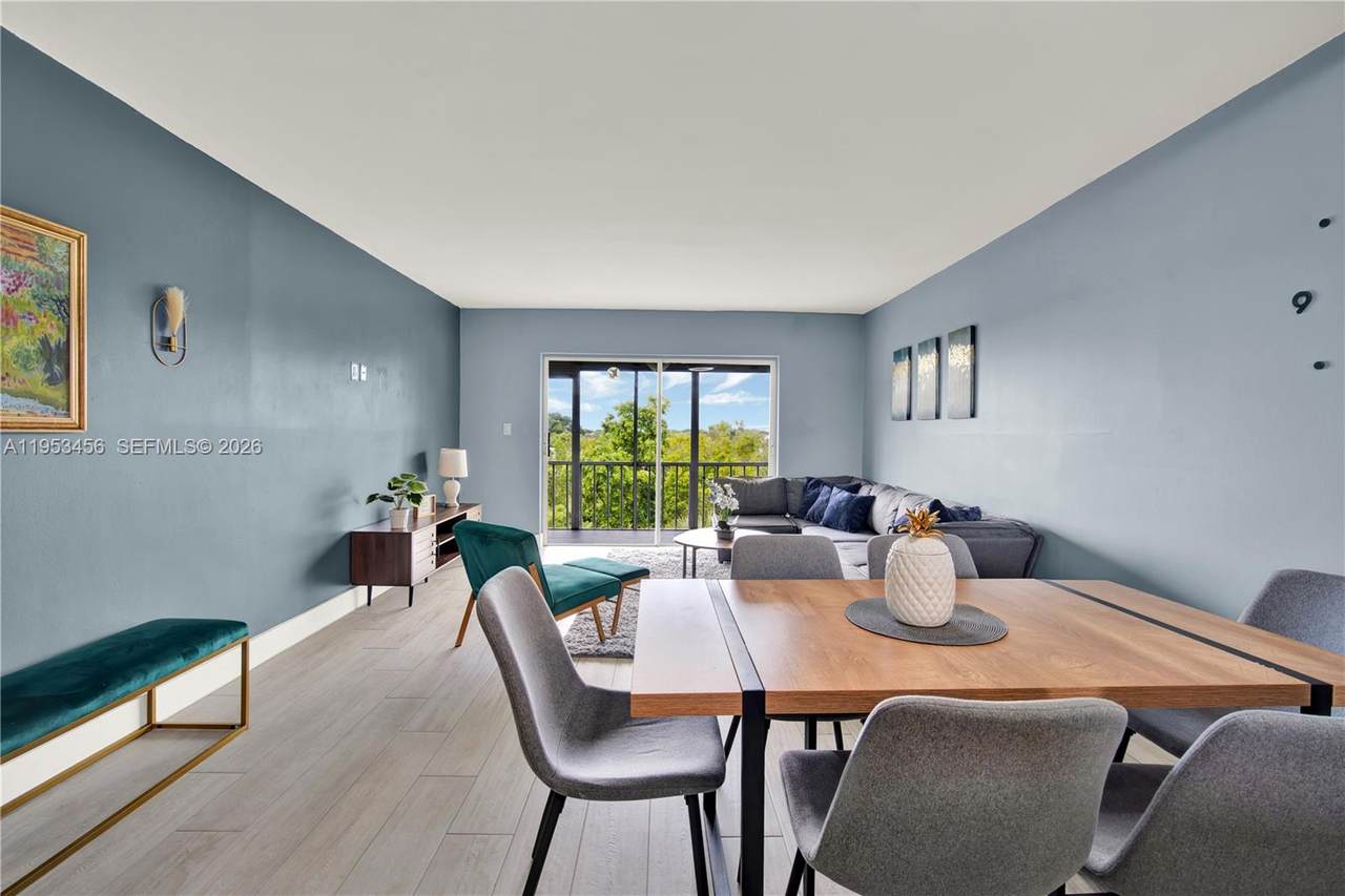 950 Hillcrest Dr - Photo 1