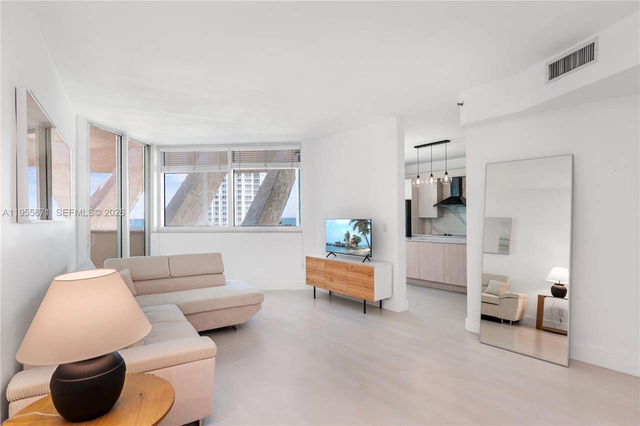 300 Pointe Dr - Photo 1