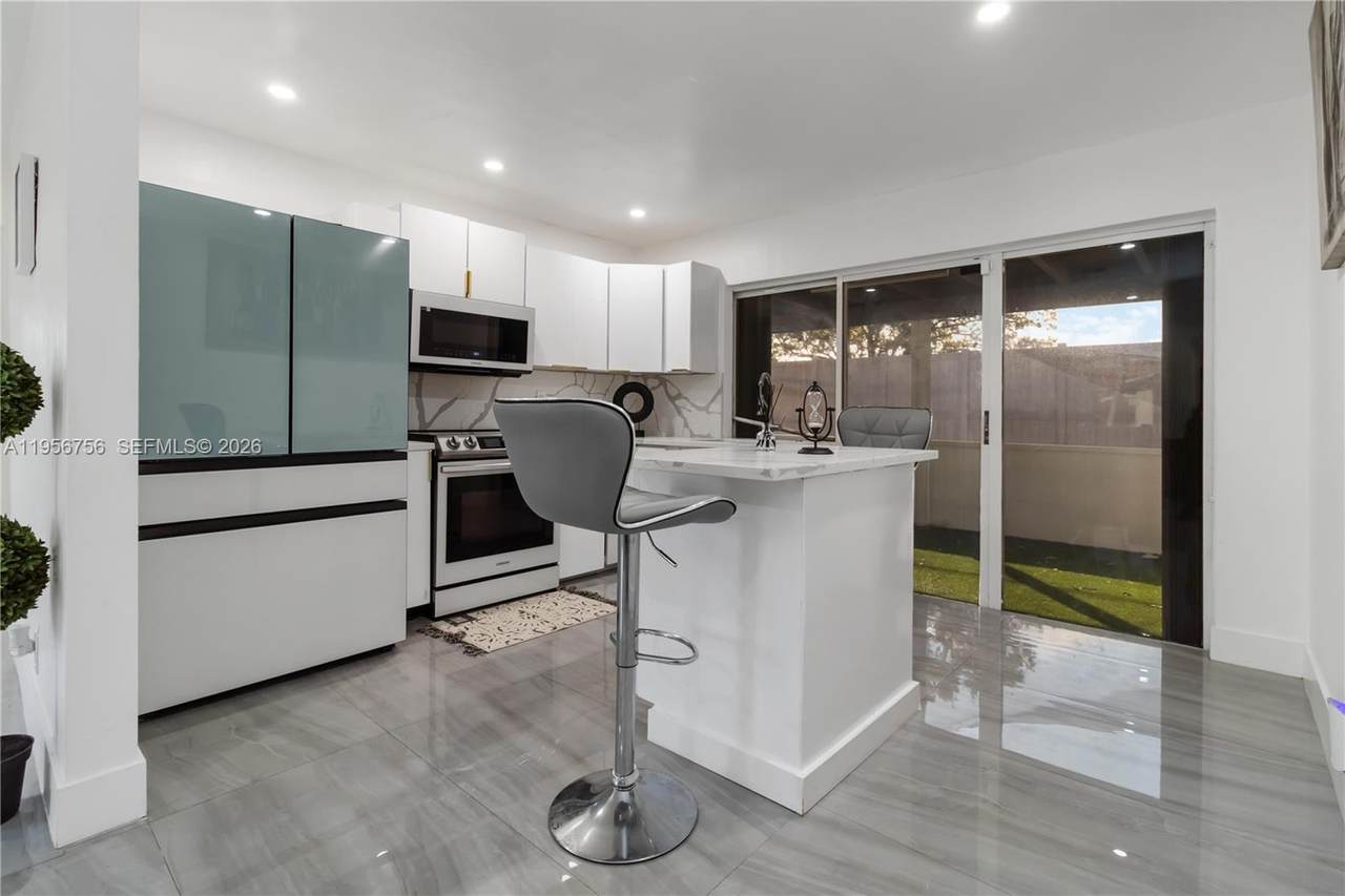 2502 48th St - Photo 1