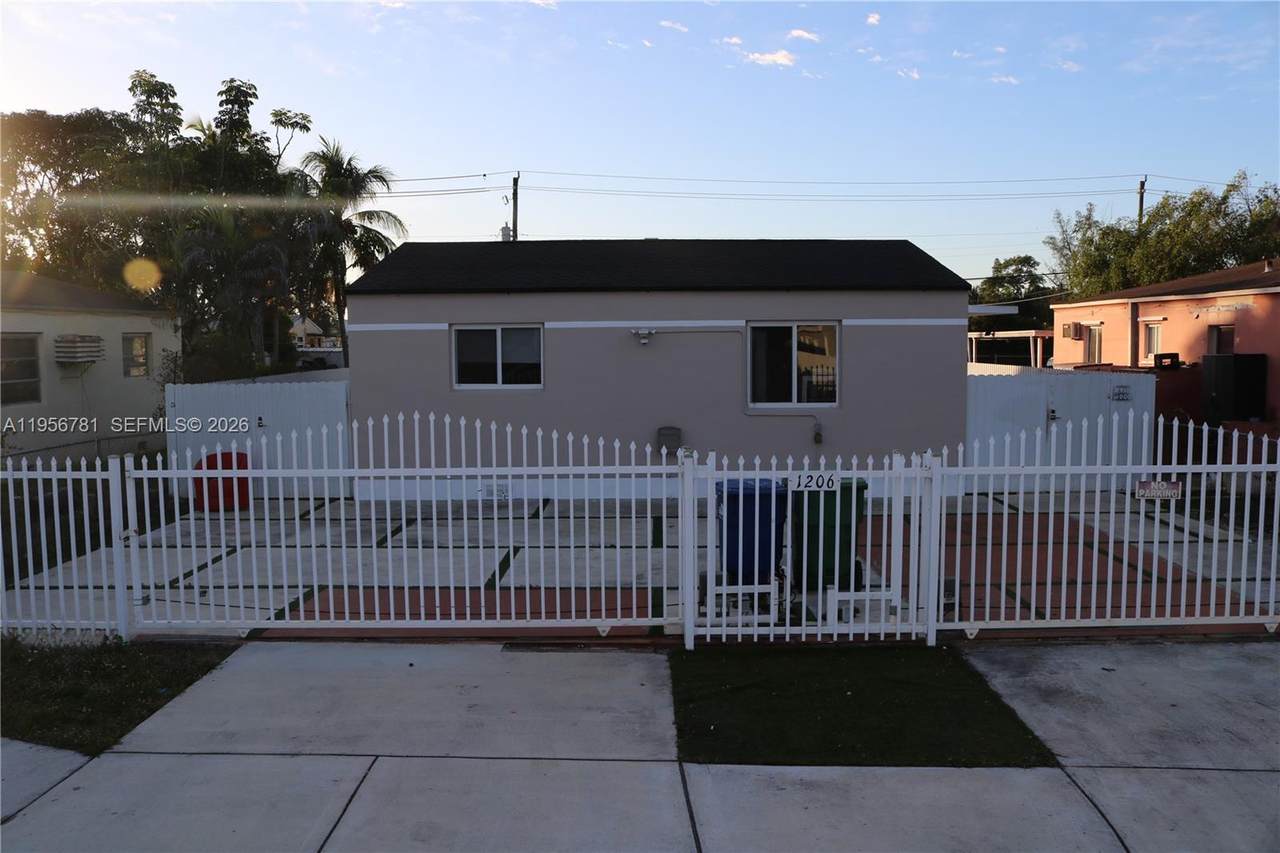 1206 Rutland St - Photo 1