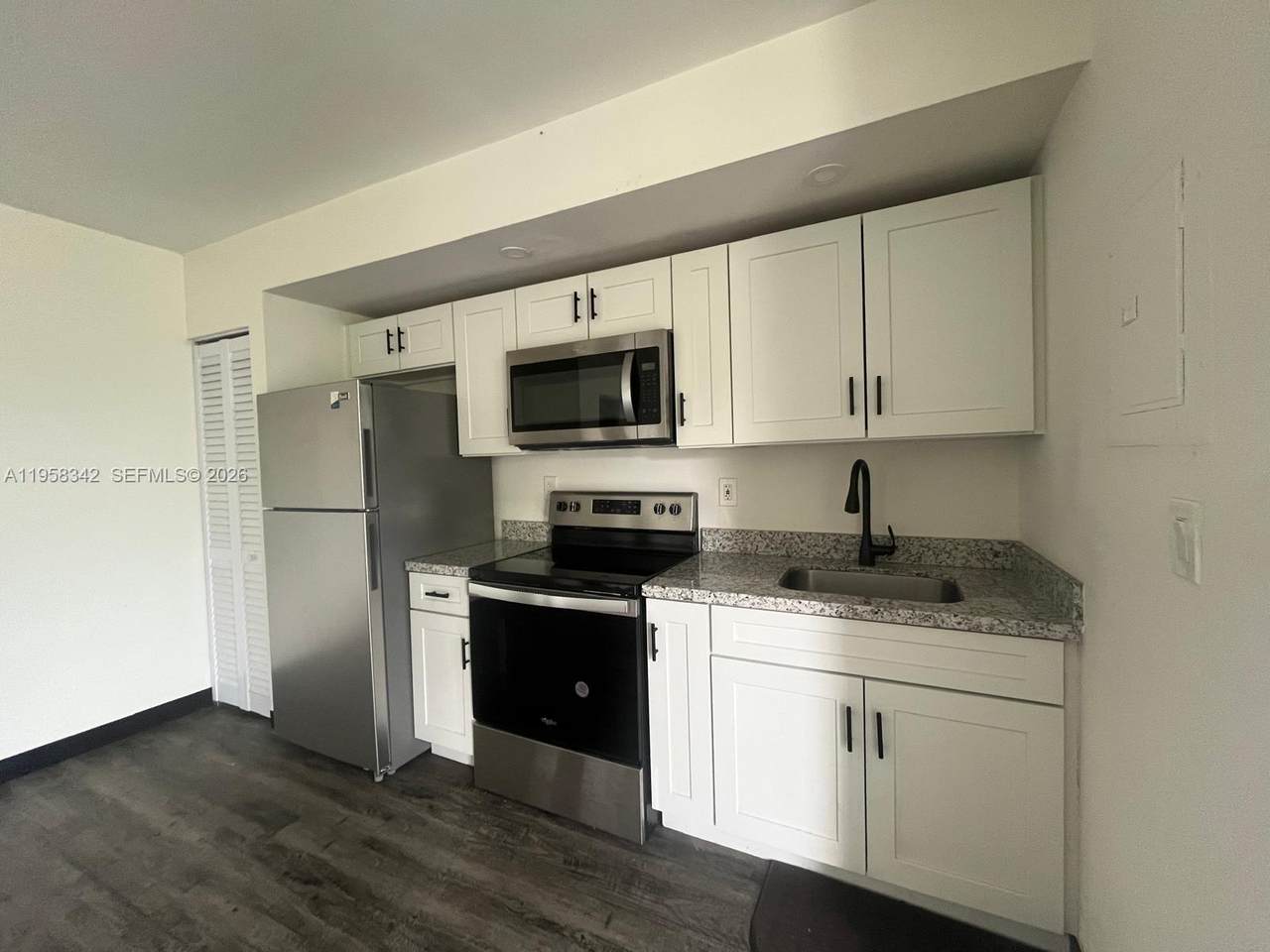 467 8th St - Photo 1